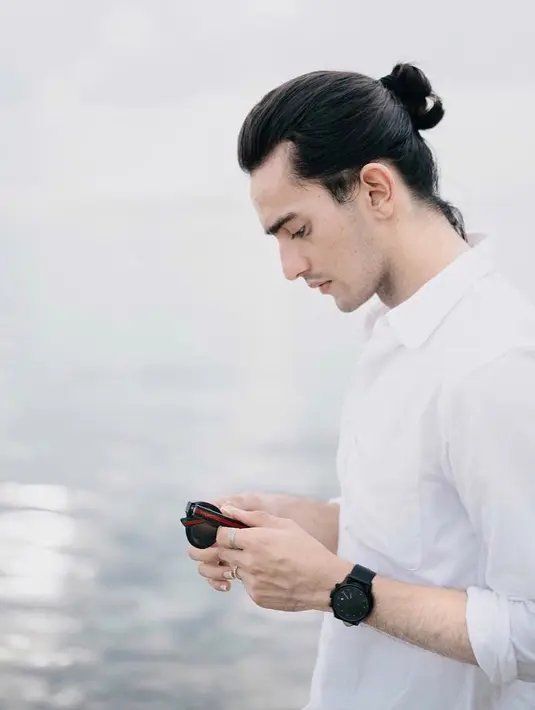 Paras tampan yang dimiliki Omar Daniel memang tak diragukan lagi. Tak heran jika sejumlah wanita terpesona dengan sosok lelaki berusia 22 tahun ini. (Instagram/omardaniel_)