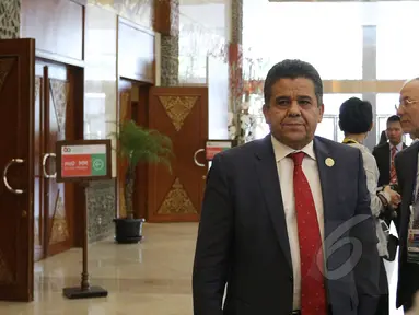 Menlu Libya Mohammed Al Dairi bersiap mengikuti sidang pleno kedua dalam Pertemuan Tingkat Menteri Asia Afrika di Jakarta Convention Center, Senin (20/4/2015). (Liputan6.com/Herman Zakharia)