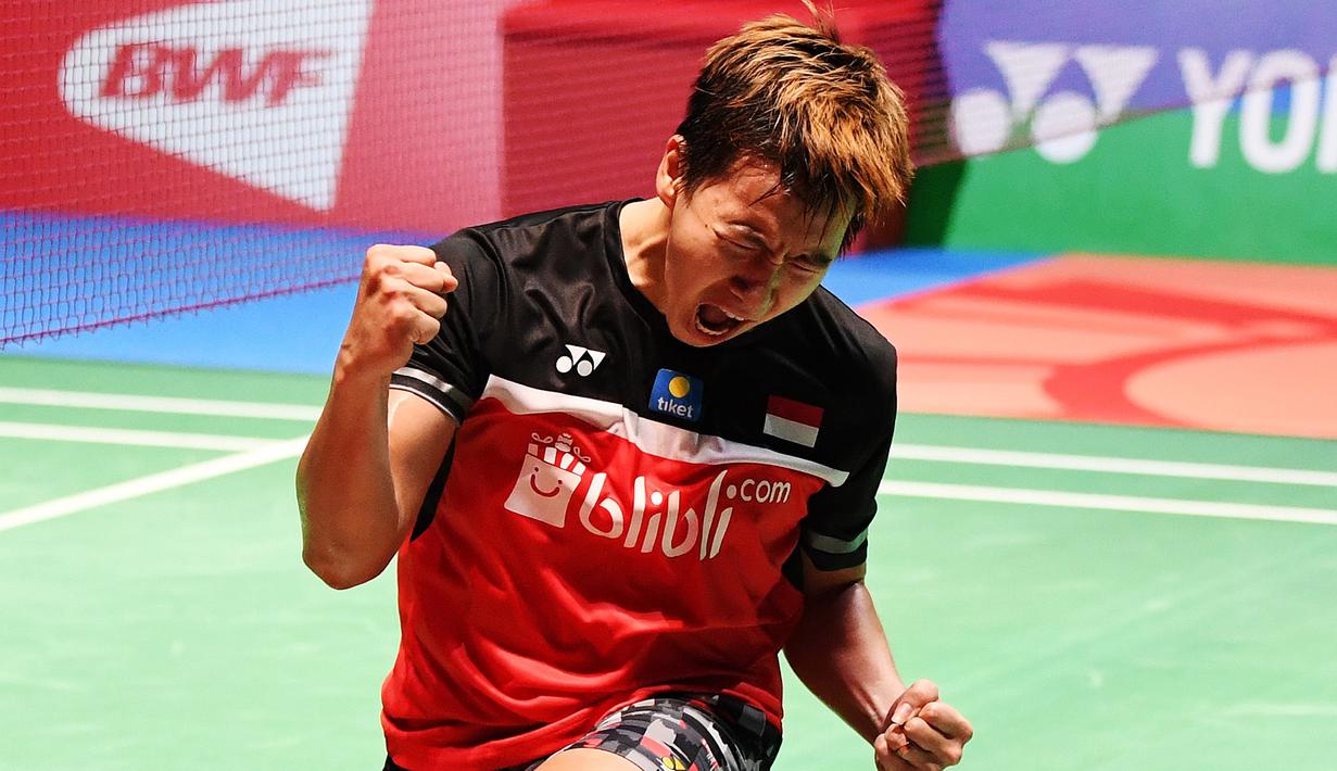 Marcus Fernaldi Gideon berselebrasi usai mengalahkan ganda putra Hendra Setiawan / Mohammad Ahsan pada babak fina Jepang Terbuka 2019 di Tokyo (28/7/2019). Hasil di final Japan Open 2019 membuat Kevin / Marcus sukses mempertahankan gelar juara. (AFP Photo/Charly Triballeau)
