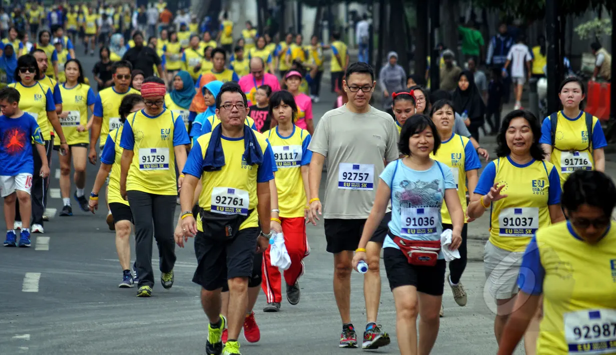 Antusiasme masyarakat saat mengikuti lari massal bertajuk 'EU On The Move 5K' di Sudirman, Jakarta, Minggu (3/5/2015). Acara lari tersebut memulai garis start di Sampoerna Strategic Square dan finish di Menara Intiland. (Liputan6.com/Yoppy Renato)