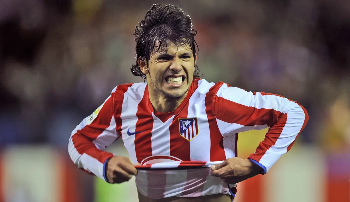 2. Sergio Aguero - Aguero mampu mencetak 100 gol dari 230 pertandingan selama lima tahun membela Atletico Madrid. Pemain asal Argentina ini juga berhasil membawa Atletico merengkuh juara Liga Europa 2009/2010 dan Piala Super Eropa 2010. (AP Photo/Daniel Ochoa de Olza)