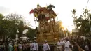 Peserta membawa ogoh-ogoh pada karnaval Budaya Bali di kawasan Nusa Dua, Bali, Jumat (12/10). Karnaval tersebut untuk memeriahkan perhelatan Pertemuan Tahunan IMF - World Bank Group 2018 di Bali. (Liputan6.com/Angga Yuniar)