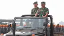 Panglima TNI Marsekal Hadi Tjahjanto (kanan) mengecek prajurit saat apel kesiapan pasukan pengamanan pelantikan presiden dan wakil presiden terpilih 2019-2024 di Lanud Halim Perdanakusuma, Jakarta, Senin (30/9/2019). Sebanyak 8.526 pasukan disiagakan dalam pelantikan. (Liputan6.com/Herman Zakharia)