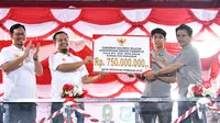 Gubernur Sulawesi Selatan, Andi Sudirman Sulaiman, menyerahkan bonus Rp750 juta kepada PSM Makassar setelah sukses mencapai Final AFC Cup 2022 Zona Asean. (Bola.com/Nandang Permana)