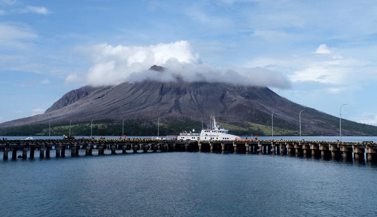 Bahkan, Pulau Tagulandang yang berjarak 10 kilometer dari Pulau Ruang mengalami hujan batu dan pasir akibat peristiwa erupsi Gunung Ruang di Rabu malam itu. (Ronny Adolof BUOL / AFP)