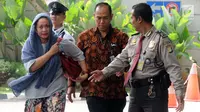 Istri muda Bupati Bengkulu Selatan Dirwan Mahmud, Heni Dirwan tiba untuk diperiksa di Gedung KPK, Jakarta, Rabu (16/5). KPK mengamankan uang Rp 100 juta dalam OTT di rumah pribadi Bupati Bengkulu Selatan Dirwan Mahmud. (Merdeka.com/Dwi Narwoko)