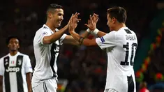 Penyerang Juventus, Paulo Dybala berselebrasi bersama Cristiano Ronaldo usai mencetak gol ke gawang Manchester United pada lanjutan grup H Liga Champions di Old Trafford, Inggris (23/10). Juventus menang tipis 1-0 atas MU. (AP Photo/Dave Thompson)