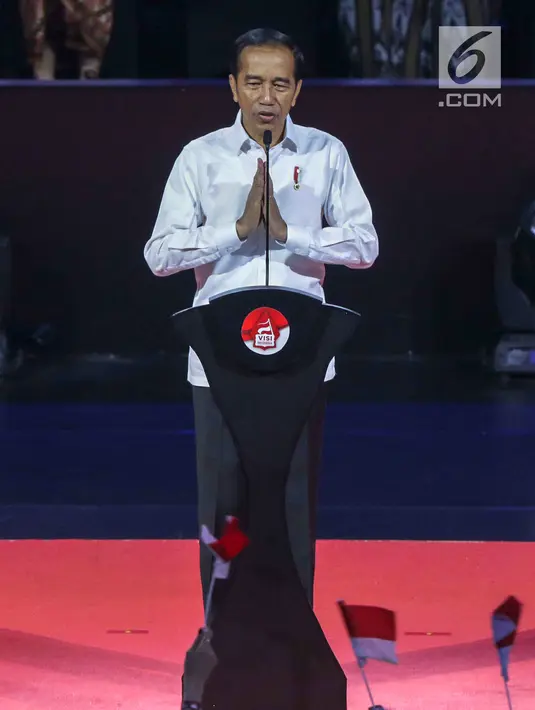 Presiden RI terpilih 2019-2014, Joko Widodo usai menyampaikan pidato Visi Indonesia di SICC, Sentul, Kab Bogor, Jawa Barat, Minggu (14/7/2019). Acara ini dihadiri sejumlah menteri kabinet kerja serta Wakil Presiden terpilih 2019-2024, KH Ma’ruf Amin. (Liputan6.com/Helmi Fithriansyah)