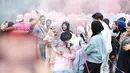 Aurel tampak mengenakan tiered tulle dress nuansa biru-pink pastel, dipadukan dengan hijab warna soft grey.