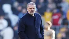 Ekspresi pelatih Tottenham Hotspur, Ange Postecoglou, setelah anak asuhnya ditaklukkan Wolverhampton Wanderers pada matchday ke-12 Liga Inggris 2023-2024 di Stadion Molineux, Sabtu (11/11/2023). Spurs tumbang 1-2 dari Wolves. (AFP/Darren Staples)