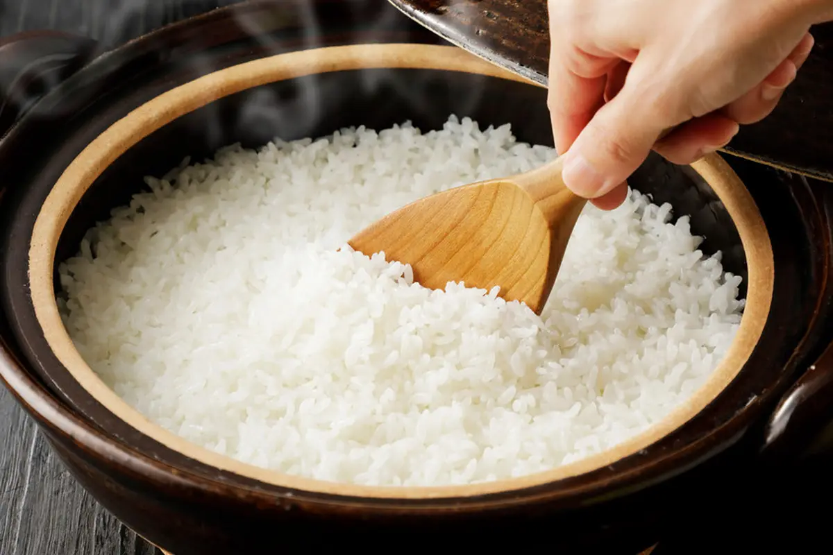nasi hangat jepang menanak nasi di panci sendok nasi kayu