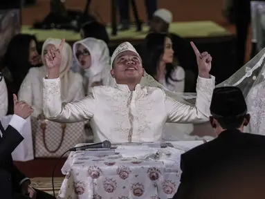 Ekspresi Vicky Prasetyo dan Angel Lelga saat menggelar akad nikah di Mesjid Istiqlal, Jakarta, Jumat (9/2). Kebahagiaan tecermin dari wajah pasangan ini setelah dinyatakan sah sebagai suami istri oleh para saksi. (Liputan6.com/Faizal Fanani)