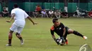 Salah satu kiper Persija berhasil menangkap bola saat menjalani latihan di Lapangan Yon zikon 13, Jakarta, Jumat (9/1/2015). (Liputan6.com/Miftahul Hayat)