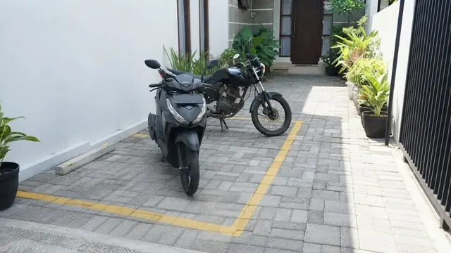 Ide Membuat Area Parkir Motor Tetap Rapi di Rumah Tanpa Garasi