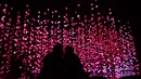 Orang-orang mengunjungi "Pixel Forest" oleh seniman Swiss Pipilotti Rist, sebuah instalasi seni dari 3000 lampu LED pahatan tangan yang digantung di langit-langit di Tai Kwun di Hong Kong (18/8/2022). (AFP/Isaac Lawrence)
