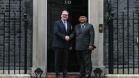 Sebagai informasi, salah satu topik utama yang dibahas adalah pengembangan The Economic Growth Partnership sebagai upaya meningkatkan hubungan perdagangan dan investasi. Tampak dalam foto, Perdana Menteri Inggris Keir Starmer (kiri) menyambut Presiden Indonesia Prabowo Subianto (kanan) di Downing Street untuk pertemuan mereka di pusat kota London pada 20 Januari 2026. (JUSTIN TALLIS/POOL/AFP)