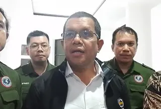 Gubernur NTT Melki Laka Lena didampingi dokter anestesi, dr Remi saat memberikan klarifikasi (Liputan6.com/Ola Keda)