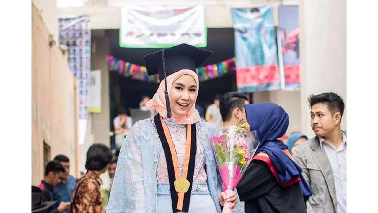Kebaya Wisuda Anisa Rahma