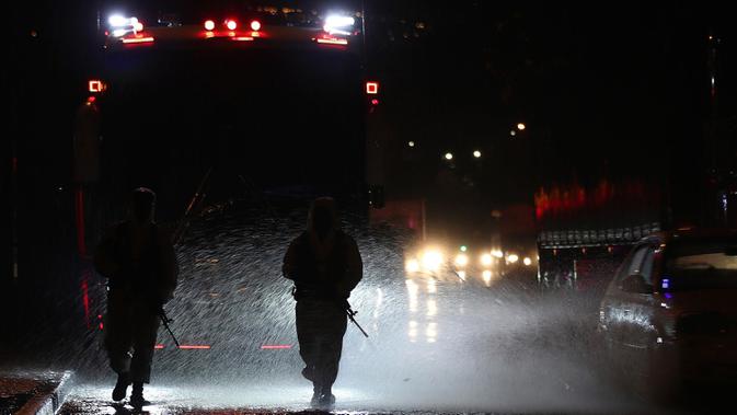 Tentara berpatroli di jalan-jalan Usme, sebuah daerah dengan jumlah kasus COVID-19 yang tinggi di Bogota, Kolombia, Rabu (15/7/2020). Kasus COVID-19 terus meningkat di Kolombia, saat negara ini juga bergulat dengan produksi koka besar-besaran, perdagangan narkoba. (AP Photo/Fernando Vergara)