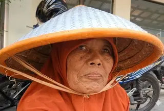 Kusriyati juru parkir wanita Lansia di Brebes yang menggagalkan aksi pencurian uang Rp 3,6 Miiliar. (istimewa)