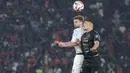 Pemain belakang Persija, Van Basty Sousa E Silva (Sousa - kanan) berebut bola dengan penyerang PSIM, Ermin Haljeta (N. Haljeta) pada pertandingan pekan ke-14 BRI Super League musim 2025/2026 di Stadion Utama Gelora Bung Karno, Jakarta, Jumat (28/11/2025). Persija Jakarta sukses mengunci tiga poin di kandang sendiri usai mengalahkan PSIM Yogyakarta dengan skor 2-0. (Bola.com/M Iqbal Ichsan)