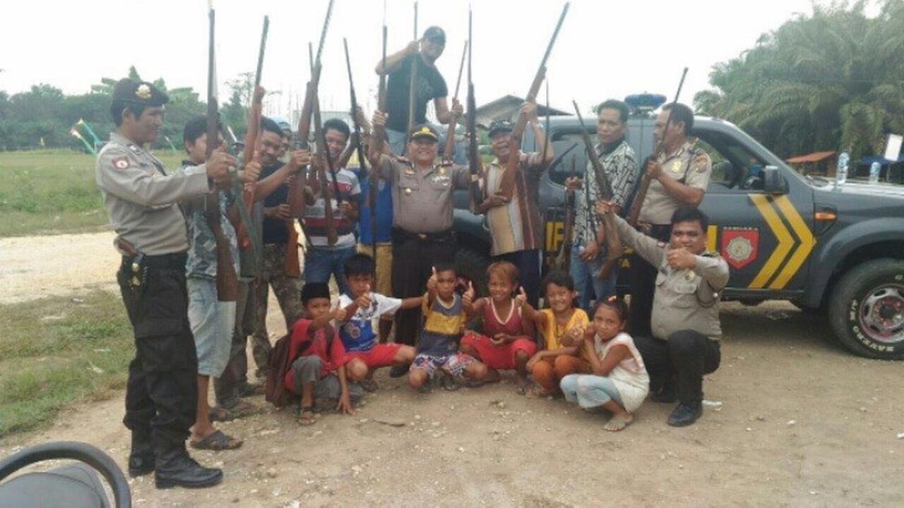 Suku Anak Dalam Serahkan Puluhan Senpi Tradisional ke Polisi