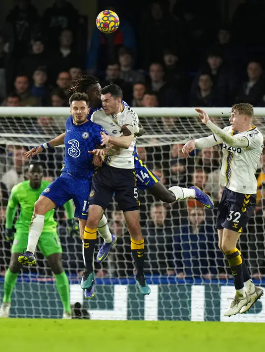 Pemain Chelsea Saul (kiri) berebut bola udara dengan pemain Everton Michael Keane pada pertandingan sepak bola Liga Inggris di Stadion Stamford Bridge, London, Inggris, 16 Desember 2021. Pertandingan berakhir imbang 1-1. (AP Photo/Alastair Grant)