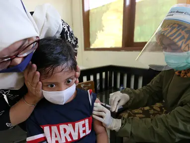 Siswa mendapatkan imunisasi campak pada Bulan Imunisasi Anak Sekolah (BIAS) di SDN Serua 3, Ciputat, Tangerang Selatan, Rabu (2/9/2020). Pemberian vaksin tersebut untuk sistem kekebalan tubuh dan mengurangi risiko anak terkena penyakit. (Liputan6.com/Fery Pradolo)