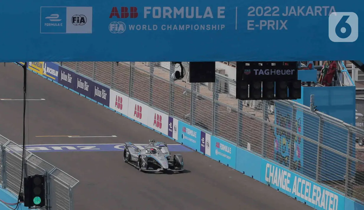 Pembalap Marcedes-EQ Formula E Team Nyck De Vries melaju saat mengikuti qualifikasi Formula E seri kesembilan di Jakarta International E-Prix Circuit (JIEC), Jakarta, Sabtu (4/6/2022). Pole position Formula E Jakarta 2022 diraih pembalap DS Techeetah Jean Eric Vergne  usai mengalahkan rekan setimnya Antonio Felix da Costa pada final babak kualifikasi Formula E 2022 Jakarta. (Liputan6.com/Herman Zakharia)