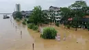 Foto hasil bidikan dari udara menunjukkan Wilayah Rong'an di Daerah Otonom Etnis Zhuang Guangxi, China selatan, yang terendam banjir (11/7/2020). Hujan deras yang terus-menerus mengguyur Wilayah Rong'an menyebabkan level air Sungai Rongjiang naik. (Xinhua/Zhang Ailin)