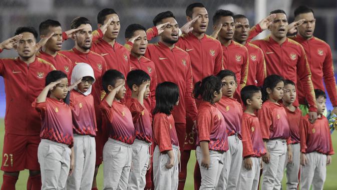 Pemain Timnas Indonesia saat melawan Malaysia pada laga kualifikasi Piala Dunia 2022 di SUGBK, Jakarta, Kamis (5/9). Indonesia takluk 2-3 dari Malaysia. (Bola.com/M Iqbal Ichsan)