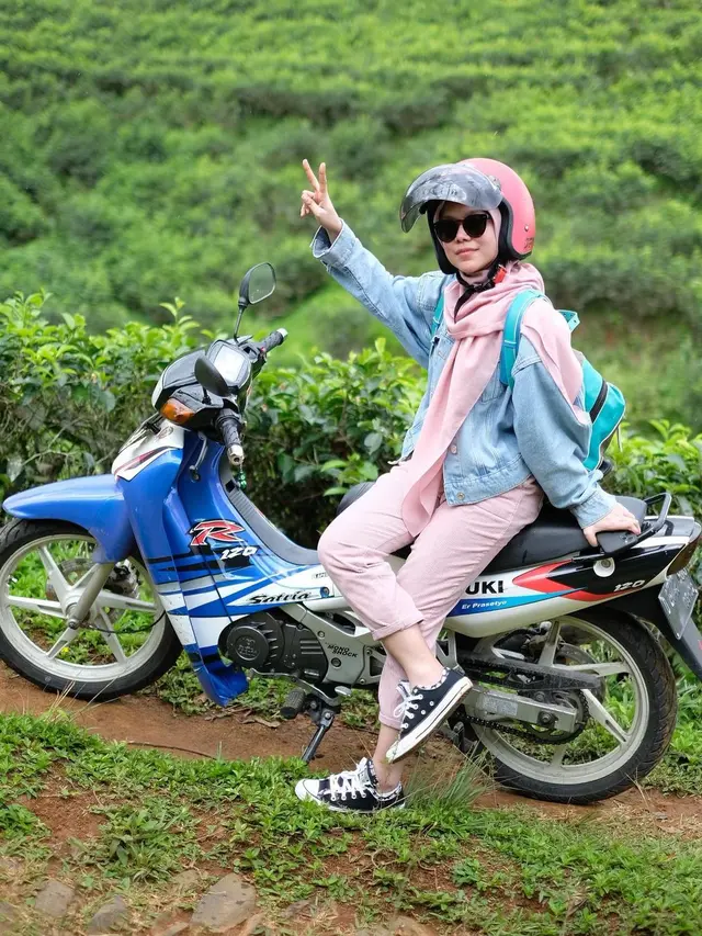 6 Momen Lesty Kejora Pulang Kampung Naik Motor, Gayanya Curi Perhatian