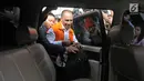Bupati Ngada Marianus Sae menaiki mobil usai menjalani pemeriksaan di Gedung Komisi Pemberantasan Korupsi (KPK), Jakarta, Senin (12/2). KPK mengamankan sejumlah barang bukti berupa struk ATM. (Liputan6.com/Herman Zakharia)