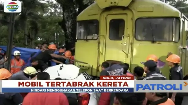 Tak sadar ada kereta melintas, sebuah mobil di Solo, Jawa Tengah, tertabrak kereta api Barata Kresna.