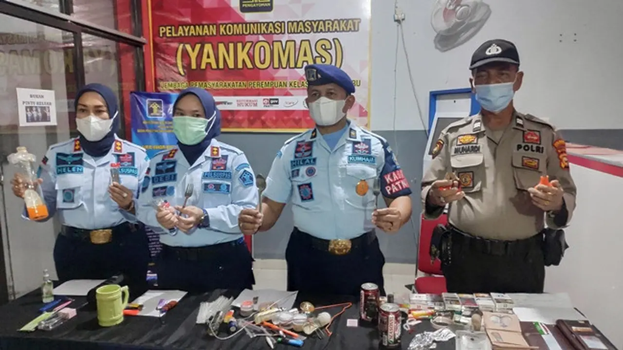 Petugas memperlihatkan barang sitaan hasil razia di Lapas Perempuan Pekanbaru.