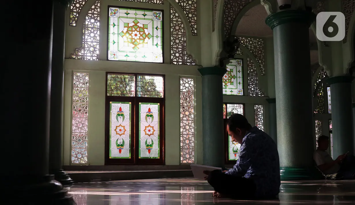 Umat Islam bertadarus Al-Quran di Masjid Raya Al-Azhom, Kota Tangerang, Senin (18/42022). Umat Islam memanfaatkan waktu untuk memperbanyak ibadah dengan membaca dan mengkhatamkan Al-Quran untuk meningkatkan amal ibadah pada bulan Ramadhan. (Liputan6.com/Angga Yuniar)