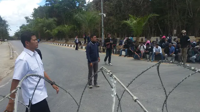Dir Intelkam Polda Sultra, Kombes Hartoyo menemui massa aksi demonstrasi, Selasa (1/10/2019).(Liputan6.com/Ahmad Akbar Fua)