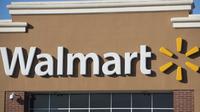 Walmart pecat karyawannya setelah mengembalikkan uang yang ia temukan di parkiran. (News.com.au)