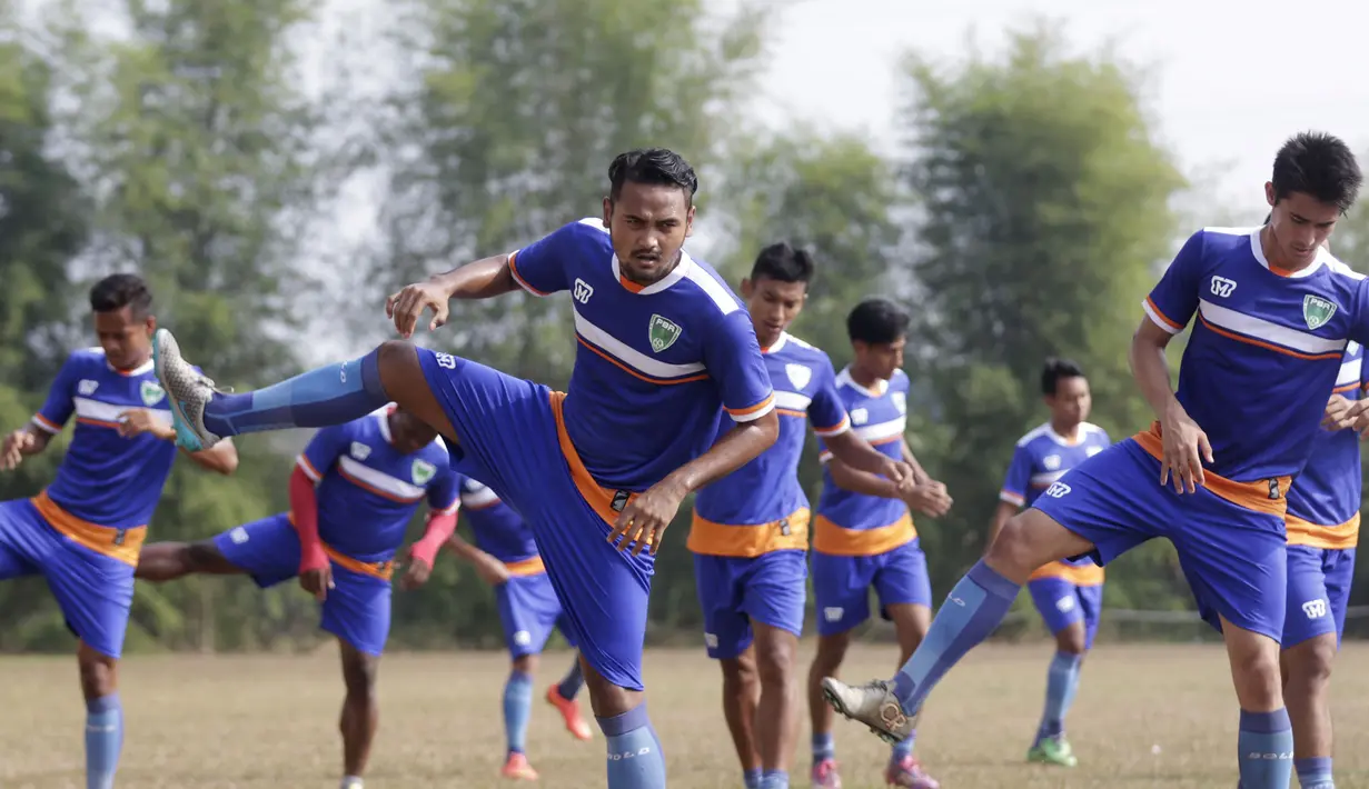Sejumlah pemain PBR melakukan pemanasan pada latihan jelang Piala Jenderal Sudirman di Lapangan National Youth Training Center, Sawangan, Depok, Jawa Barat, Senin (2/11/2015). (Bola.com/Vitalis Yogi Trisna)