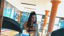 Gaya selfie Raiane Lima saat berolahraga di sebuah gym,. Ia memadukan bra sport hitam dengan jeans setra jaket yang diikat di pinggang. Sepatu tanpa tali warna hitam menyempurnakan gaya sporty. Perut rata nan seksi Raiane Lima begitu terlihat. (Instagram/raianelima8)