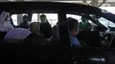 Petugas medis menyuntikkan vaksin COVID-19 kepada lansia secara drive thru di RSUI, Depok, Jawa Barat, Kamis (25/3/2021). Program Sentra Vaksinasi Indonesia Bangkit untuk lansia yang berdomisili di Depok dan sekitarnya ini digelar secara drive thru. (Liputan6.com/Herman Zakharia)