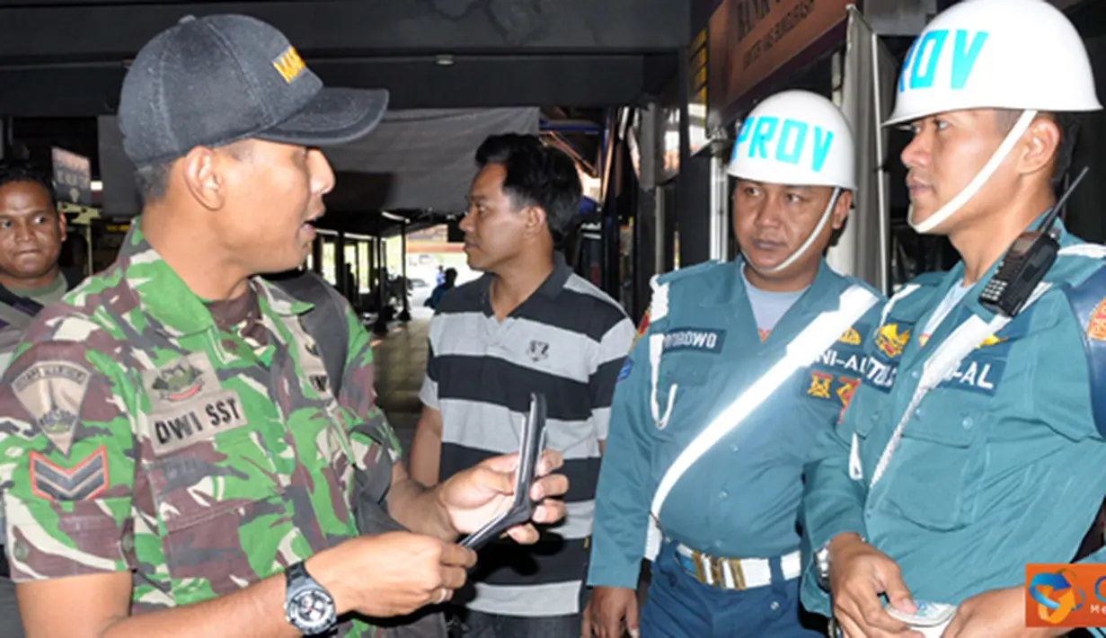 Citizen6, Sidoarjo: Di Bulan suci Ramadhan ini, Pasmar-1 menggelar Opsgaktibplin terhadap prajuritnya yang menggunakan kendaraan bermotor, di Terminal Purabaya Bungurasih Sidoarjo, Selasa (31/07). (Pengirim: Budi Abdillah)