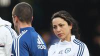 2. Eva Carneiro - Mantan fisioterapis Chelsea ini memang tidak salah, namun konflik Mou dengan Eva dianggap sebagai awal keruntuhan Chelsea pada musim ini. Terlalu banyak pikiran Mou terbuang untuk menyelesaikan masalahnya dengan Eva. (EPA/Kieran Galvin)