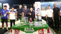 Ketua Umum PSSI, Erick Thohir merayakan ulang tahun ditemani sejumlah legenda sepak bola dunia saat kegiatan BRImo Future Garuda di Lapangan BRILiaN Stadium, Jalan Fatmawati Raya, Jakarta, Selasa (30/05/2023). (Bola.com/Bagaskara Lazuardi)
