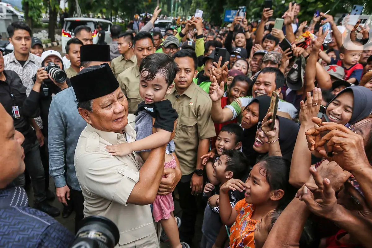 Kerumunan Warga Sambut Kehadiran Prabowo Subianto