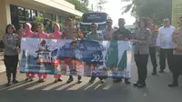 Kapolres Garut AKBP Rio Wahyu Anggoro bersama Bupati Garut Rudy Gunawan, melepas 6 rombongan bis mudik gratis presisi Polres Garut 2023, di Mapolres Garut, Rabu (19/4/2023). (Liputan6.com/Jayadi Supriadin)