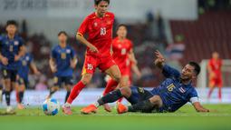 Duel antara pemain Timnas Vietnam U-22 dengan Thailand U-22 pada final cabang olahraga sepak bola putra SEA Games 2025 yang berlangsung di Stadion Rajamangala, Bangkok, Thailand, Kamis (18/12/2025). (Bola.com/Bagaskara Lazuardi)