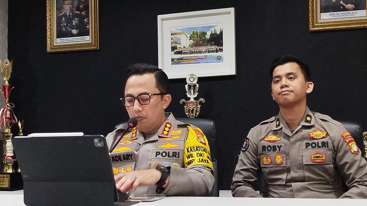 Kabid Humas Polda Metro Jaya Kombes Pol Ade Ary Syam Indradi mengungkap fakta baru kasus judi online yang menyeret oknum pegawai Komdigi.