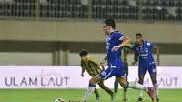 Andrew Jung melakukan eksekusi penalti pada laga BRI Super League 2025/2026 antara PSBS Biak vs Persib Bandung - PERSIB.co.id/Fernando Hero