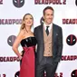 Aktor Ryan Reynolds berpose bersama istrinya Blake Lively saat menghadiri pemutaran khusus "Deadpool 2" di AMC Loews Lincoln Square, New York (14/5). (Michael Loccisano / Getty Images / AFP)